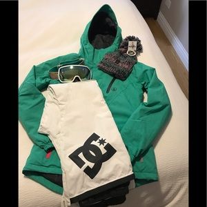 Brand new Women’s/Girls size small snowboard set.